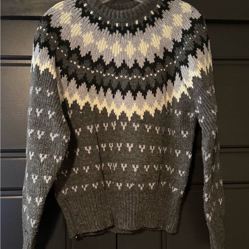 NWOT- Gray Patterned women’s Sweater